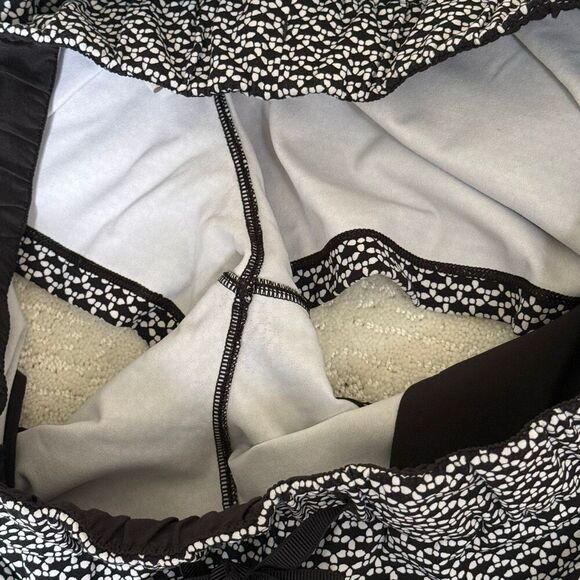 Lululemon Athletica On The Fly Shorts in Monochromatic Black Print - US Women’s - Picture 8 of 14